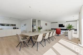 Moderne villa met hoge afwerkingsgraad nabij de A19!Deze kwalitatief afgewerkte woning is gelegen in het rustige Zillebeke. Met een indrukwekkende bewoonbare oppervlakte van ca. 403 m² op een perceel van 594 m² biedt deze eigendom uitzonderlijk veel ruimte en is geschikt voor diverse woon- en/of professionele doeleinden. De woning kenmerkt zich door een open en lichtrijke indeling, dankzij grote raampartijen en glazen schuifdeuren. De leefruimte omvat een woon- en eetgedeelte met directe toegang tot het aangelegde terras. De moderne, volledig uitgeruste keuken (2016) beschikt over alle hedendaagse toestellen waaronder een inductiekookplaat, koffiemachine, stoom- en heteluchtoven, microgolfoven en vaatwas. Vanuit de centrale hal is er toegang tot een recent gerealiseerde ruimte die momenteel dienst doet als bureau, ideaal voor thuiswerk. De woning is voorzien van een ruime badkamer met bubbelbad en inloopdouche alsook een wellnessruimte. Daarnaast zijn er 3 volwaardige kamers, in te richten als slaapkamer, kantoor- of werkruimte, evenals een aparte dressing. Extra troef is het houten terras op de 1ste verdieping met zicht op de landelijke omgeving, ideaal om in alle rust van het buitenleven te genieten. Op deze verdieping bevindt zich tevens een opbergkamer met doorgang tot de ruime zolder. Tot slot beschikt de woning over een praktische garage met wasruimte en plaats voor 3 wagens op de oprit. Extra's:* EPC: B* Zonnescreens* Regenwaterput van 7500 liter* Zonneboiler van 300 liter* Domotica aanwezig* Alarmsysteem * Beschikbaar vanaf 01/02/2027