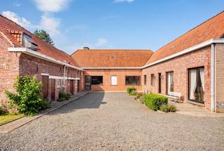 HOEVE MET VEEL POTENTIEEL IN RONSEDeze charmante woning in Ronse biedt een unieke kans voor koper die op zoek is naar een project met veel mogelijkheden. Het perceel omvat een indrukwekkende oppervlakte van 2810 m², wat bijzonder voordelig is voor wie ruimte en privacy waardeert.De woning beschikt over lichtrijke slaapkamers en is voorzien van een zeer diepe garage, ideaal voor opslag en voertuigbescherming. Het interieur toont traditionele Vlaamse architectuur met bakstenen gevels en karakteristieke dakpannen in terracotta, typisch voor de regio.De buitenruimte is uitzonderlijk groot met uitzichten op het mooie landschap rondom Ronse. Dit biedt talrijke mogelijkheden voor uitbreiding, herinrichting of verdere ontwikkeling volgens uw wensen. De omgeving is rustig en landelijk, perfect voor wie tot rust wil komen.Het pand beschikt over diverse bijgebouwen en bijruimten die praktisch kunnen worden ingericht. De ligging nabij Ronse betekent dat u nog steeds dicht bij voorzieningen en communicatielijnen bent, zonder het landelijk karakter te verliezen.Deze woning is ideaal voor wie klaar is voor een project op een ruim terrein. Met zijn aanzienlijke grondoppervlakte en potentieel biedt dit pand veel vrijheid voor toekomstige plannen. Een bezichtiging is zeker de moeite waard voor geïnteresseerde kopers.Te koop via Immo Beguin, jouw vastgoedexpert sinds 2009. Met kantoren in Ronse, Waregem, Kortrijk, Lessines, Deinze, Doornik, Moeskroen en Nieuwpoort.✉️ info@immobeguin.be