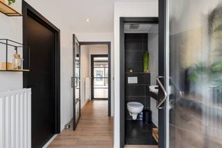 <p><span>Op een gunstige locatie te Hoevenen vinden we deze verzorgde bel-etage met vier slaapkamers en één badkamer. Gunstig energielabel (score: 122kWh/(m²jaar) - label: B) en elektriciteit conform!</span></p><p><span>Recente verwarmingsinstallatie, zonnepanelen, batterij én laadpaal! Volledig vernieuwde elektrische installatie! Deze woning is helemaal klaar voor de toekomst.</span></p><p><span>We betreden de woning via de inkomhal (met gastentoilet), welke ons toegang geeft tot de garage (met alle technische installaties en de voorzieningen voor wasmachine en droogkast) en de (trap)hal. Absolute troef is hier echter de bijzonder ruime polyvalente kamer achteraan de woning. De ruimte met haar grote raampartijen (richting de tuin) maakt deze ruimte ideaal als bureau, praktijkruimte, hobbykamer, speelkamer en/of slaapkamer. Deze polyvalante ruimte zou ook kunnen worden omgevormd tot een zogenaamde zorgwoning! De ruimte is hier zeker voor aanwezig.</span></p><p><span>De eerste verdieping vormt het hart van de woning. De ruime en lichtrijke leefruimte biedt plaats aan een comfortabele zit- en eethoek en sluit mooi aan op de stijlvolle open keuken. Deze hedendaagse keuken met kookeiland en koffiecorner is voorzien van voldoende kast- en werkbladruimte en verder als volgt uitgerust: kookplaat (inductie) met ingebouwde afzuiging, spoelbak, vaatwasser, oven, microgolfoven en koelkast. Vanuit de keuken bereikt men het ruime, volledige vernieuwde terras, alwaar het heerlijk vertoeven is met zicht over de tuin.</span></p><p><span>Op de tweede verdieping geeft de nachthal toegang tot drie volwaardige slaapkamers en de verzorgde badkamer met ligbad (met douchevoorziening), toilet en badkamermeubel (dubbele wastafel). De ruime master beschikt bovendien ook over een praktische dressing met heel wat bergruimte.</span></p><p><span>Aan buitenruimte geen gebrek! Naast het terras op de eerste verdieping vinden we op het gelijkvloers een onderhoudsvriendelijk aangelegde tuin met een terras en een tuinhuis met overkapping. Dit laatste is een uiterst gezellige plek, alwaar men gedurende de meeste seizoenen van de tuin kan genieten.</span></p><p><span>Ook voldoende parkeergelegenheid op eigen terrein! Met een garage (met geautomatiseerde sectionaal poort) en twee parkeerplaatsen voor de woning is er hieraan geen gebrek!</span></p><p><span>Een instapklare en energiezuinige gezinswoning met verrassend veel ruimte, een moderne keuken, vier slaapkamers, garage én heerlijke buitenruimtes! De fantastische buren krijg je er zomaar bij!</span></p>