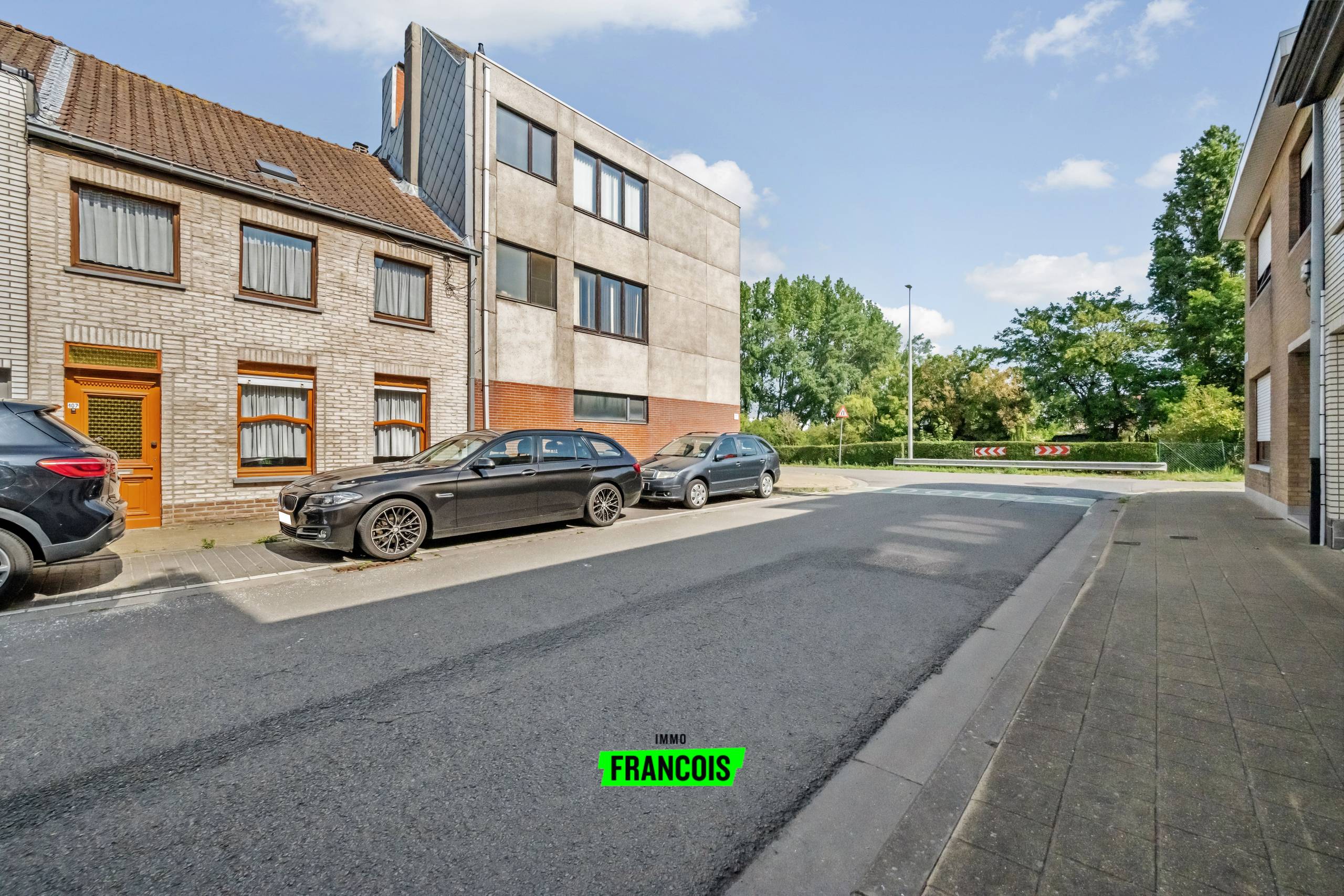 Volledig te renoveren gezinswoning op rustige locatie tussen Bredene en Oostende. - foto 2