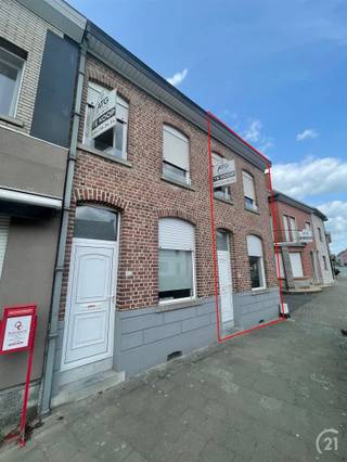 Gelegen in het centrum van Moerbeke, stellen wij u deze op te frissen woning voor met zuid gerichte tuin en garage op 1are44. Deze woning bestaat...