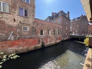 <p><span>In dit welonderhouden studentenhuis komen voor academiejaar 2026-2027 enkele kamers vrij! Deze knusse kamer met eigen lavabo, gesitueerd aan de voorzijde op het gelijkvloers, heeft een oppervlakte van 14,50 m² en wordt bemeubeld verhuurd. Er is een gemeenschappelijke ingerichte keuken en een badkamer met ligbad en douche aanwezig alsook twee gemeenschappelijke toiletten. Bijkomend kan u genieten van een leuke stadskoer met overdekte fietsenstalling, grenzend aan de Dijle. </span></p><p><span>Dit gebouw in het centrum van Leuven heeft een ideale ligging in een autovrije straat en dichtbij de oude markt en de universiteitscampussen.</span></p><p><span>De huurprijs van deze kamer bedraagt 460,00 euro + 40,00 euro (vaste kosten) = 500,00 per maand.</span></p><p><span>Aarzel niet ons snel te contacteren indien u nog op zoek bent naar een betaalbare en nette studentenkamer! </span></p><p><span> </span></p>