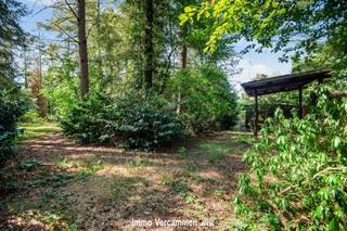 <p><span>Op een uitzonderlijk idyllische en residentiële locatie te Keerbergen, verscholen in het groen en gelegen in een rustige doodlopende straat nabij het golf- en meerdomein, bevindt zich deze grondig te renoveren woning. De woning, gelegen op een royaal perceel van 2.000 m², werd opgetrokken in 1953 en is grotendeels vergund geacht. </span></p><p><span>De ligging vormt zonder twijfel één van de grootste troeven: rustig en residentieel, omgeven door groen, en toch op korte afstand van de voorzieningen van Keerbergen.</span></p>