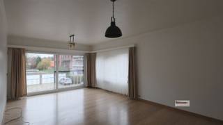 <p><span>Op een aangename, rustige locatie in het hart van Borsbeek vind je dit smaakvol gerenoveerde appartement, gelegen op de eerste verdieping van een kleinschalig gebouw.</span></p><p><span>De combinatie van een centrale ligging en een doodlopende straat maakt het hier bijzonder prettig wonen, met winkels, voorzieningen en een vlotte aansluiting naar de Antwerpse ring en de E313 binnen handbereik.</span></p><p><span>Dankzij de hoekligging geniet het appartement van een overvloed aan natuurlijk licht. De indeling omvat een gezellige leefruimte, drie volwaardige slaapkamers, een hedendaagse keuken, een verzorgde badkamer en een apart toilet.</span></p><p><span>Een extra troef is het kleinschalige karakter van het gebouw, wat zich vertaalt in lage gemeenschappelijke kosten.</span></p><p><span> </span></p><p><span>Benieuwd of dit appartement uw nieuwe thuis kan worden? Neem vandaag nog contact op voor meer informatie of een bezoek. </span></p>