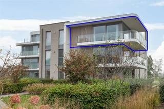 <p>Uniek appartement met 2 ruime slaapkamers, gunstig gelegen aan de Mechelbaan in het dorpscentrum van Peulis (2580 Putte).</p><p></p><p>Dit knap appartement met 2 slaapkamers is gelegen op de tweede verdieping van een recente residentie, bouwjaar 2018, en is vlot toegankelijk via lift of trap. Het appartement is functioneel ingedeeld en werd afgewerkt met duurzame kwaliteitsmaterialen en steeds met de grootste zorg onderhouden. Via de inkomdeur komt u in de leefruimte met open keuken met keramische kookplaat, dampkap, koelkast, vaatwasser, combi-oven, dubbele gootsteen en kookeiland met aparte televisie. Het appartement heeft aan de voorzijde een balkon en aan de zijgevel een ruim terras, Verder is er een ruime berging in het appartement, een apart toilet, een ruime badkamer met ligbad, inloopdouche en dubbele lavabo.</p><p></p><p>Een gunstig EPC label A.</p><p></p><p>Parkeergelegenheid is gegarandeerd dankzij de ondergrondse ruime privatieve autostaanplaats voor 2 wagens achter elkaar met privatieve grote berging aansluitend de autostaanplaats. Deze autostaanplaats is verplicht mee te huren aan € 90 / maand.</p><p></p><p>De totaalprijs bedraagt dus € 1250 + € 90 (provisie kosten) + € 90 (autostaanplaats</p><p></p><p>Het geheel voorziet ook :</p><p>- Gemeenschappelijke fietsenstalling</p><p>- Gemeenschappelijke fitness</p><p>- Gemeenschappelijke tuin met bijgebouw en speeltuintje</p>