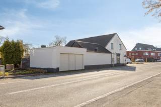 Deze ruime, halfopen bebouwing is ideaal gelegen in Mol-Sluis. Alle voorzieningen, zoals winkels, horeca, scholen en openbaar vervoer, bevinden zich op wandelafstand. Bovendien zijn zowel de woning als de omliggende gemeenten goed bereikbaar via de nabijgelegen Zuiderring (N71), N18 en N103.<br /><br />Beschrijving:<br />Bij het betreden van de woning komen we in de inkomhal, die toegang biedt tot de L-vormige, lichtrijke woonkamer. Vanuit de woonkamer kunnen we de kelder bereiken, evenals de tweede woonkamer/eetkamer, wasplaats/berging met inbouwkasten, en de badkamer die in 2021 vernieuwd is. Achter de woonkamer/eetkamer bevindt zich de gesloten, volledig uitgeruste keuken, die toegang geeft tot de veranda. Aan de achterzijde van de woning bevindt zich een polyvalente ruimte van 27m² met aparte ingang. Deze ruimte biedt commerciële mogelijkheden, kan dienen als extra slaapkamer, of gewoon als opslagruimte.<br /><br />Via de vaste trap in de woonkamer bereiken we de eerste verdieping, waar de slaapkamers gelegen zijn. Eén van de slaapkamers beschikt over een ruime dressing van 11m².<br /><br />Buiten bevindt zich de tuin met terras, waar volop van het buitenleven genoten kan worden.<br /><br />Extra:<br />- Woning deels gerenoveerd in 2005<br />- Badkamer in 2021 vernieuwd<br />- Polyvalente ruimte met aparte ingang<br />- Privé parking vooraan<br /><br />Voor meer informatie of een bezoek, neem contact met ons op via info@vastengoed.be of bel naar 014/72 73 74.<br /><br />(Wenst u een gratis schatting van uw eigendom? Neem contact met ons op via 014/72 73 74.)