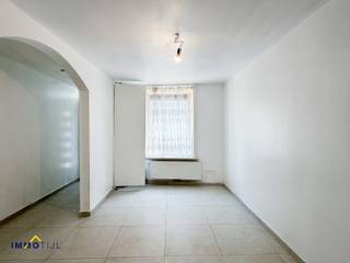 Deze verder af te werken woning beschikt op het gelijkvloers over een inkomhal, een gezellige woonkamer, een eetplaats, ingerichte keuken en...