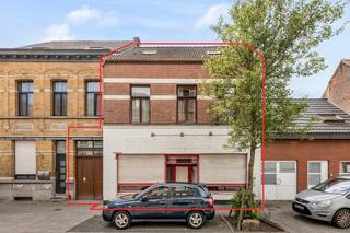 Bent u op zoek naar een eigendom waar wonen en werken perfect gecombineerd kunnen worden?<br />Dan is deze veelzijdige winkelruimte met ruime woonst en prachtige tuin zeker een bezoek waard.<br /><br />De commerciële ruimte aan de voorzijde biedt tal van mogelijkheden voor diverse beroepsactiviteiten, zoals een winkel, kantoor, praktijkruimte of vrij beroep.<br />Bovendien beschikt deze over een praktische kelder die extra opslagmogelijkheden biedt.<br /><br />Het woongedeelte op het gelijkvloers omvat een ruime en lichtrijke woonkamer, meerdere toiletten, een volledig geïnstalleerde keuken, een badkamer met ligbad en een gezellige veranda met eetruimte die uitkijkt op de tuin.<br />Op de eerste verdieping bevinden zich drie volwaardige slaapkamers en een ruime dressing.<br />De tweede verdieping biedt een vierde slaapkamer en een zolderruimte die naar wens kan worden ingericht, bijvoorbeeld als hobbyruimte, bureau of extra opslagplaats.<br />Buiten geniet u van een mooie, groene en zonnige tuin waar het heerlijk vertoeven is in alle rust.<br /><br />Troeven van deze eigendom:<br />-Commerciële ruimte met diverse gebruiksmogelijkheden<br />-Kelder voor extra opslag<br />-Ruime en lichtrijke woonruimtes<br />-Geïnstalleerde keuken<br />-Badkamer met ligbad<br />-Veranda met eetgelegenheid<br />-4 slaapkamers + dressing<br />-Mogelijkheid tot bureau of praktijkruimte<br />-Zolderruimte<br />-Mooie groene en zonnige tuin<br /><br />Heeft u interesse of vragen? Contacteer ons via jeffrey@jurimmo.be of +32 474 04 13 26<br />