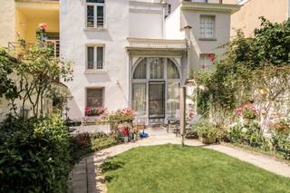 <p><span>Karaktervol gelijkvloers appartement met 140 m² privatieve tuin, authentieke elementen en uitbreidingspotentieel in de Europese Wijk</span></p><p><span>In de gegeerde Spastraat, op een absolute toplocatie in de onmiddellijke nabijheid van de Europese Wijk, bevindt zich dit karaktervolle gelijkvloerse appartement dat charme, ruimte en uitzonderlijk potentieel perfect combineert. De woning beschikt over tal van authentieke elementen die haar een warme en stijlvolle uitstraling geven en geniet van een absolute troef: een prachtig aangelegde privatieve tuin van maar liefst 140 m². Een zeldzaam stukje groen op deze toplocatie, ideaal om in alle rust te ontspannen, gasten te ontvangen of volop van het buitenleven te genieten.</span></p><p><span>De ligging is zonder meer uitstekend. Op wandelafstand bevinden zich de Europese instellingen, Schuman, het Jubelpark, openbaar vervoer, winkels, restaurants en alle dagelijkse voorzieningen. Dankzij de uitstekende bereikbaarheid vormt dit appartement een ideale woonst voor eigen bewoning, een pied-à-terre of een waardevaste investering.</span></p><p><span>Een bijkomende meerwaarde is het privatieve keldergedeelte van ongeveer 25 m², rechtstreeks gelegen onder het appartement. Mits het bekomen van de nodige stedenbouwkundige vergunningen biedt deze ruimte interessante uitbreidingsmogelijkheden, zoals het creëren van extra slaapkamers, een bureau, hobbyruimte of bijkomende leefruimte. Een unieke opportuniteit om het appartement verder af te stemmen op uw woonwensen.</span></p><p><span>Het gebouw verkeert in een goede algemene staat van onderhoud en is uitgerust met centrale verwarming op mazout. De elektrische installatie is niet conform de huidige regelgeving en het appartement beschikt over een EPC-label G, waardoor de koper de mogelijkheid heeft om de woning energetisch te optimaliseren en volledig naar eigen smaak te renoveren.</span></p><p><span>Als extra troef bestaat de mogelijkheid om een afgesloten dubbele garagebox met bijkomende bergruimte aan te kopen voor € 50.000. Deze bevindt zich op wandelafstand van het appartement en vormt in deze gegeerde buurt, waar parkeergelegenheid bijzonder schaars is, een uitzonderlijke meerwaarde.</span></p><p><span>Een unieke opportuniteit voor wie op zoek is naar een karaktervol gelijkvloers appartement met een uitzonderlijke tuin van 140 m², uitbreidingspotentieel en een topligging in het hart van de Europese Wijk.</span></p>