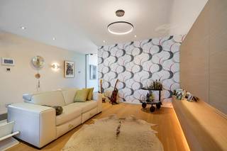 <p><span>INDELING</span><span> </span></p>
<p><span>Gelijkvloers</span></p>
<p><span>Deze schitterende, moderne woning is uitgerust met de modernste en meest luxueuze materialen en omvat op de gelijkvloerse verdieping een ruime inkomhal, met gastentoilet en privé-lift (kelder tot zolder), die doorloopt naar de aangename en lichtrijke woonkamer met zithoek en TV-hoek (51m²) en waar de prachtige spekstenen kachel een mooie blikvanger is en voor gezellige warmte zorgt.</span><span>Aansluitend bevindt zich de open, zeer exclusief geïnstalleerde keuken met Gaggenau-toestellen, geïntegreerde eethoek (27m²) en een volledig ingerichte berging (9,5m²).</span><span>Achteraan geven grote raampartijen toegang tot de prachtige, onderhoudsvriendelijke tuin met terras met tuindouche en overdekte patio (36m²) met ingebouwde kachel en BBQ. </span><span>Hiernaast is er een bijgebouw met ingerichte keuken en ingemaakte kastruimte, een barmeubel, een zithoek en een apart toilet.<br /></span><span>1ste verdieping<br /></span><span>Via de trap komt men in de nachthal die toegang verleent tot 2 royale slaapkamers (23m² - 20m²) beiden met een dressing. Verder is hier de ruime en moderne badkamer met dubbele lavabo, grote inloopdouche en apart toilet (22,54m²).</span><span>Tevens bevindt zich op deze verdieping de wasplaats met aansluiting voor wasmachine &amp; droogkast, en met veel praktische, ingemaakte kasten (18m²).</span><span>Zolder<br /></span><span>De riante zolderruimte (93,15m²) is volledig afgewerkt en is momenteel ingericht als fitnessruimte/ logeerkamer maar kan polyvalent gebruikt worden met oneindig veel mogelijkheden.<br /></span><span>Kelder/garage</span><span>Parkeren kan in de grote ondergrondse parkeergarage (230m²), toegankelijk via een sectionaalpoort met afstandsbediening en met een brede inrit. </span><span>Hier is plaats voor wel 4 wagens en dan is er nog veel ruimte over voor stockage.<br /></span><span>BIJZONDERHEDEN</span></p>
<ul>
<li><span>aluminium ramen - hoogrendementsglas</span></li>
<li><span>elektrisch bedienbare screens</span></li>
<li><span>vliegenramen</span></li>
<li><span>eiken trap</span></li>
<li><span>alarmsysteem met parlofoon</span></li>
<li><span>vloerverwarming</span></li>
<li><span>lift kelder - zolder</span></li>
<li><span>ventilatiesysteem</span></li>
<li><span>zonnepanelen</span></li>
<li><span>perceel ook langs zijkant bereikbaar</span></li>
</ul>
<p><span>POSITIEVE ASPECTEN</span></p>
<ul>
<li><span>toplocatie</span></li>
<li><span>exclusieve en hoogwaardige afwerking</span></li>
<li><span>veel private parkeermogelijkheid</span></li>
<li><span>zeer mooie tuin met gezellige terrassen</span></li>
<li><span>kwalitatief hoogstaande materialen</span></li>
<li><span>zeer netjes onderhouden</span></li>
</ul>