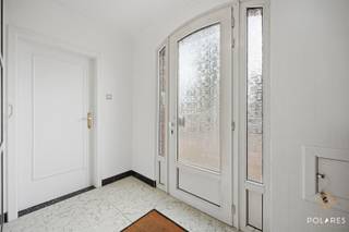 À la recherche d'une maison spacieuse et polyvalente près du centre? Cette maison particulière offre de nombreuses possibilités grâce à l'espace...