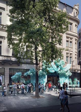 Achter deze gevel ontworpen door de architecten Léonard en Henri Blomme in 1905 schuilen maar liefst drie hoogwaardig afgewerkte...