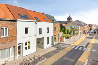 **Investeren nabij Gasthuisberg**Op een steenworp van het centrum van Leuven kan je dit opbrengstpand met 5 vernieuwde studio's terugvinden. We...