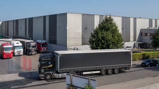 Logistiek magazijn met een oppervlakte van <strong>4.604 m²</strong> te huur in Mechelen. Uitstekend gelegen in de industriezone Mechelen Noord 1, langs de E19 Brussel - Antwerpen. <br /><br />Wat dit magazijn extra aantrekkelijk maakt, is de huidige indeling als geconditioneerde ruimte voor <strong>pharma-logistiek</strong>. Dit betekent dat het magazijn voldoet aan de strenge eisen die gesteld worden voor het opslaan en verwerken van farmaceutische producten, inclusief temperatuurgereguleerde omgevingen. Dit biedt bedrijven in de farmaceutische en gezondheidssector de perfecte infrastructuur voor een efficiënte en veilige opslag en distributie van gevoelige producten.<br /><br />Het logistiek magazijn met een vrije hoogte van 11 m is voorzien van o.a. 4 laadkades, sprinklers, polybetonvloer, heteluchtblazers op gas, koeling en PV systeem. Het omheinde terrein biedt niet alleen een hoge mate van beveiliging, maar beschikt ook over ruime parkeermogelijkheden en manoeuvreerruimte voor vrachtwagens, zodat het laden en lossen snel en efficiënt kan gebeuren. Onmiddellijk beschikbaar.<br /><br />Contacteer <strong>PANORAMA B2B</strong> voor bijkomende inlichtingen of een vrijblijvend plaatsbezoek <strong>03 225 03 03</strong>.