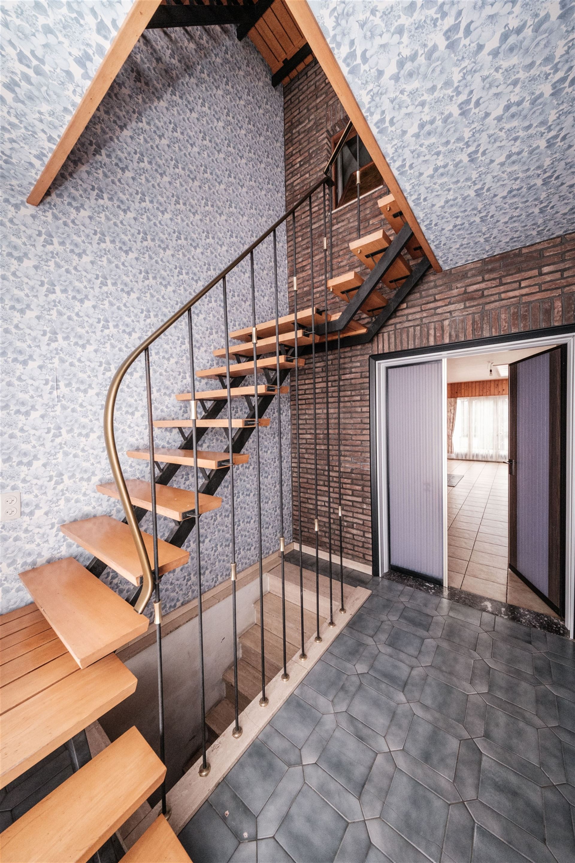 Te renoveren rijwoning met tuin en garage - foto 5
