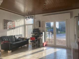 Deze woning is gelegen in het centrum van Oosteeklo, in de onmiddellijke omgeving van de school en diverse buurtwinkels zoals een bakker, slager...