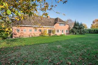 In een doodlopende en bijzonder rustige villawijk, bevindt zich deze riante hoeve op een prachtig perceel van ca. 2.950 m². De ligging is ideaal...