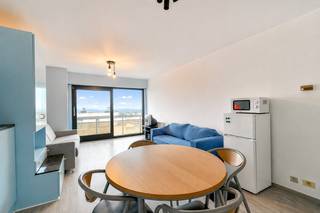 Centraal gelegen in het hart van Middelkerke bevindt zich deze praktische studio van ca. 36 m², ideaal als tweede verblijf aan zee of als investering. De studio verwelkomt u via een inkomhal en geeft uit op een lichtrijke leefruimte met open keuken, slaaphoek en toegang tot een zongericht balkon met prachtig verzicht. Verder beschikt het appartement over een badkamer uitgerust met toilet, lavabo en bad met douchekop.<br /><br />De studio is voorzien van houten ramen met dubbele beglazing, elektrische verwarming en een elektrische boiler voor sanitair warm water (vernieuwd in 2024). De elektrische installatie is conform. Daarnaast hoort bij het appartement een aparte berging op de bovenliggende verdieping en is er een gemeenschappelijke fietsenberging aanwezig. <br /><br />Het huidige EPC (595 kWh/m² – label F) geeft geen volledig correct beeld van de werkelijke energieprestatie, aangezien het naastgelegen gebouw momenteel nog in opbouw is. De isolerende impact hiervan werd nog niet meegenomen in de berekening, waardoor het EPC naar verwachting zal verbeteren tot ongeveer label D na voltooiing van het project.<br /><br />Neem voorsprong met een vrijblijvende en gratis schatting van uw eigendom via:<br />http://www.residentievastgoed.be/gratisonlineschatten<br /><br />EPC: 595 kWh/m² - UC: 3779401 ~ Vg, Wg, Gvkr, Gvv, Gmo ~ Ref. MI24665