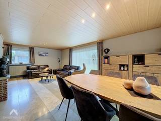 <p>Karaktervolle vrijstaande gelijkvloerse woning op een perceel van 649 m², rustig gelegen op slechts 500 m van het centrum van Sint-Eloois-Winkel en op vijf minuten van het AZ Delta-complex en de E403. De woning omvat een ruime inkomhal met vestiaire en apart gastentoilet, bureauruimte die ook als slaapkamer kan dienen en een lichtrijke leefruimte met eet- en zithoek met open haard.</p>
<p>Aansluitend is er een open keuken met ontbijthoek en toegang tot de veranda, twee terrassen en de tuin. Verder beschikt de woning over een inpandige garage, oprit, carport en ruime tuinberging die ook als tweede garage kan worden gebruikt.</p>
<p>Het slaapgedeelte omvat 3 slaapkamers, waarvan één momenteel als dressing is ingericht, en een badkamer met douche, lavabomeubel en tweede toilet. Via de vaste trap bereikt u de ruime zolder, waar nog 3 of 4 slaapkamers of een hobbyruimte kunne worden ingericht.</p>
<p>Extra troeven:</p>
<ul>
<li>Perceel van 649 m²</li>
<li>Zuidgerichte tuin</li>
<li>3 à 4 slaapkamers</li>
<li>Inpandige garage, carport en oprit</li>
<li>Ruime tuinberging/tweede garage</li>
<li>Ruime zolder met extra mogelijkheden</li>
<li>Karaktervolle woning</li>
<li>Rustige ligging nabij voorzieningen</li>
<li>Snelle verbinding naar E403 en AZ Delta</li>
</ul>
<p>Deze woning is te koop ZONDER makelaar via het concept van Smart Houses! Wenst u verdere inlichtingen of een bezoek? Contacteer rechtstreeks de eigenaar via +32472259622 of +32497597234</p>