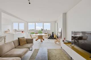 <p><span>Dit prachtige appartement is gelegen op een van de meest begeerde lanen in Aalst. Op wandelafstand van het centrum en stadspark. <br /><br />Dit appartement bestaat uit een grote inkomhal, ruime lichtrijke leefruimte met open geïnstalleerde keuken en prachtig zicht over Aalst. Achteraan het appartement zijn er twee ruime slaapkamers. De badkamer is voorzien van een mooie inloopdouche en badkamermeubel. Verder heeft dit appartement nog een apart toilet en een praktische berging.<br /><br />Het aangename Zuid-Westgerichte terras (met zicht op groen) bevindt zich achteraan het appartement. Het appartement beschikt ook nog over een ruime private kelder.</span></p><p><span>Zeer mooi appartement op toplocatie en afgewerkt met duurzame materialen. </span></p><p><span> </span></p><p><span>Verder is er nog de mogelijkheid tot aankoop van een garagebox (30.000 euro)</span></p><p><span> </span></p><p><span>Voor meer informatie en/of een bezoek, contacteert u Sébastien van Immo Zone op het nummer 0486/ 41. 85. 66.</span></p>