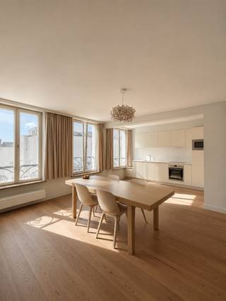 TE HUUR - GENT. Op een uitzonderlijke locatie in het historische hart van Gent, tussen de Sint-Baafskathedraal en de Vrijdagsmarkt, bevindt zich dit stijlvol gerenoveerde duplex-appartement van ca. 165 m². Gelegen op één van de hoogste punten van de stad, combineert deze unieke woonst een rustige ligging met een ongeëvenaarde nabijheid van alle historische pracht, gezellige pleinen en stedelijke voorzieningen.<br /><br />Het appartement werd met veel zorg en oog voor detail volledig gerenoveerd, waarbij uitsluitend hoogwaardige materialen werden gebruikt. De eigendom straalt tijdloze elegantie uit en biedt een harmonieus samenspel van authentiek karakter en hedendaags wooncomfort.<br /><br />De duplex omvat een lichtrijke leefruimte met open keuken en eetplaats, twee volwaardige slaapkamers, een badkamer en een praktische berging met aansluiting voor wasmachine. De leefruimte geeft uit op een dakterras, waar u geniet van een uitzonderlijk uitzicht op de toren van de Sint-Baafskathedraal, een zeldzaam en bijzonder decor midden in de stad.<br /><br />Huurprijs: € 1.750/maand, inclusief algemene kosten.