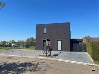 <p><span>Moderne energiezuinige woning in rustige, groene omgeving nabij centrum Borgloon</span><span><br /><br /></span><span>In een rustige en residentiële wijk, omgeven door groen en toch op korte afstand van het centrum, <br />bevindt zich deze recente, instapklare woning (bouwjaar 2020). <br /><br />Er is vloerverwarming voorzien en er zijn 18 zonnepanelen.<br /><br />Bij het betreden van de woning valt meteen de overvloedige natuurlijke lichtinval op, dankzij de <br />grote raampartijen die zorgen voor een aangename en open leefomgeving. De ruime leefruimte met <br />open keuken vormt het hart van de woning en biedt een ideale plek voor zowel dagelijks wonen als <br />het ontvangen van gasten. Aansluitend bevindt zich een praktische en ruime berging met aparte <br />ingang, hetgeen extra comfort biedt.<br /><br />Op de eerste verdieping beschikt de woning over drie volwaardige slaapkamers, aangevuld met een <br />aparte dressingruimte. De uitzonderlijk ruime badkamer straalt luxe uit en is uitgerust met een inloop-<br />douche, toilet en dubbele lavabo. <br /><br />Er is een regenwaterput van 5000 liter, aangesloten op toiletten en buitenkraan .<br /><br />Buiten geniet u van een volledig omheinde tuin met een ruime tuinberging, ideaal voor extra opslag of <br />hobbyruimte. De woning beschikt bovendien over een carport en voldoende parkeergelegenheid op <br />eigen terrein.<br /></span><span><br />Algemene informatie:</span><span><br />Huurprijs: 1350 euro/maand<br />Algemene onkosten: NVT<br />Vrij vanaf: onmiddellijk<br />EPC-waarde: 32 kWh/m² <br />Huisdieren: </span><span>enkel toegelaten mits voorafgaande schriftelijke toestemming van de verhuurder</span><span> </span><span><br /><br /></span></p>
