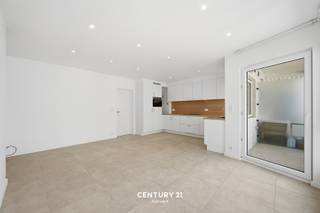 <span><strong>**Gerenoveerde appartementen Stadscentrum Mechelen**<br /><br /></strong><span>Middenin de historisch binnenstad, namelijk in de Lange Schipstraat, bieden we met veel plezier deze appartementen aan! Dit gebouw werd recent volledig gerenoveerd en omvat een combinatie van 1 en 2 slaapkamer appartementen. Naar indeling toe kan je een inkomhal met apart toilet vinden. Een open leefruimte met ingerichte keuken en dit grenzende aan het terras. Ook de badkamer met dubbele lavabo en douche is volledig geïnstalleerd en ingericht. Verder is er een berging met aansluiting voor wasmachine en ook op de kelderverdieping is elk appartement voorzien van een berging. Bijkomend bieden wij 3 autostaanplaatsen te koop aan dewelke exclusief de vraagprijs aangekocht kunnen worden aan 30.000,- EUR/ st.<br /><br /></span><span><strong>Je kan dit project vinden op www.connect-immo.be ! <br />Meer informatie of een bezoek ter plaatse? Met plezier! Contacteer onze vastgoedmakelaar Ilse: office@connect-immo.be of 016 229 228.<br /><br /></strong><span>App 0001: 295.000€ met een EPC-score B<br />App 0101: 270.000€ met een EPC-score C<br />App 0102: 305.000€ met een EPC-score B<br />App 0201: 280.000€ met een EPC-score B<br />App 0202: 315.000€ met een EPC-score B</span></span></span>