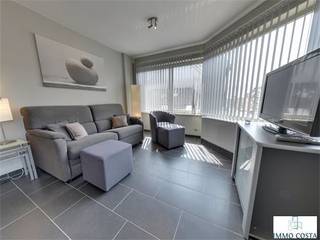 A vendre : agréable appartement au 3ème étage de la résidence Van Gogh, situé au calme mais à proximité des commerces, des transports en commun et de la mer. L'appartement dispose d'un salon confortable avec cuisine ouverte, idéal pour ceux qui aiment un espace de vie ouvert et aéré. De plus, il y a deux chambres et une salle de bain avec tout le confort nécessaire. Grâce à son emplacement à un étage supérieur, vous bénéficierez de belles vues et d'une lumière naturelle abondante. La propriété convient comme résidence permanente, résidence secondaire ou investissement. Intéressé(e) ? Contactez-nous pour plus d'informations ou pour une visite sur place.Traduit avec DeepL.com (version gratuite)