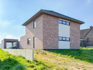 <h3> </h3>

<p><br /><span>Neem een exclusieve kijk in dit project: </span>https://www.youtube.com/embed/he2Veu3j0rs</p>
<br />NIEUWBOUW VILLAWONING met UITGESTREKTE TUIN die geniet van een SUBLIEM UITZICHT OVER DE VLAAMSE ARDENNEN!!!  PRACHTIG GELEGEN in het  PITTORESKE en LANDELIJKE MATER!<br />Deze WIND- EN WATERDICHTE OPEN BEBOUWING beschikt over een UITERST GROOT WOONVOLUME dat nog NAAR EIGEN WENS KAN AFGEWERKT WORDEN. Er is ook de MOGELIJKHEID OM DE WONING AFGEWERKT AAN TE KOPEN, neem contact op voor meer informatie hieromtrent.<br /><span>De woning beschikt over 2 volwaardige woonverdiepingen met een bewoonbaar volume van +/- 175 m² met ruimtes voor een inkomhal, een lichtrijke leefruimte, een open keuken, veel bergruimte, 4 slaapkamers , een badkamer, een zolder en een losstaande garage die ook nog voor andere doeleinden kan aangewend worden.</span><br />Het perceel, genietend van een open uitzicht over het glooiende achterliggende landschap, is zuidoost georiënteerd en geniet van een uitgestrekte grondoppervlakte van +/- 1188 m². Daarnaast is er ruimte voor 1 overdekt terras en een oprit.<br /><br />Adres: Kerkgate 91 te Mater (Oudenaarde)<br /><br />G-score B, P-score D. Geen renovatieverplichting van toepassing.