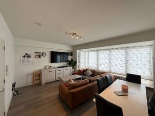 Dit gezellige duplex appartement is gelegen op de zevende verdieping van een goed onderhouden gebouw in de Koningsstraat 24. Het beschikt over 2 slaapkamers en is vrij vanaf 01/12. Er is een lift aanwezig in het gebouw. <br />De huurprijs bedraagt €795 per maand, met een bijkomende kost van €50 voor de algemene onkosten en voorschot €100 voor verwarming en water per maand.<br />Dit appartement is ideaal voor een alleenstaande of een stel dat op zoek is naar een comfortabele en goed gelegen woning in Oostende. <br />Contacteer ons voor meer informatie of om een bezichtiging in te plannen!