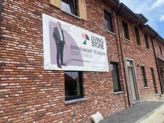 <p>Deze 2 energiezuinige appartementen met 3 slaapkamers maken deel uit van een kleinschalig project met 6 wooneenheden en combineren comfort, ruimte en duurzaamheid. Je woont hier in moderne appartementen of duplexen met een bewoonbare oppervlakte van tot 136 m², telkens voorzien van een ruim privatief terras vanaf tot 24 m².</p><p></p><p>De appartementen zijn uitgerust met zonnepanelen, een warmtepomp en vloerverwarming, wat zorgt voor een aangenaam en energiezuinig woonklimaat. De verwachte EPB-score ligt rond E10.</p><p></p><p>Binnenin geniet je van een volledig uitgeruste keuken en een stijlvolle badkamer met inloopdouche. Elke woonst beschikt bovendien over een eigen parkeerplaats met laadpunt voor een elektrische wagen. Als extra troef is er een gemeenschappelijke groene tuin waar je tot rust komt.</p><p></p><p>Op zoek naar een comfortabel en duurzaam appartement met meerdere slaapkamers en terras? Interesse? Contacteer ons via jan.berge@living-stone.be of telefonisch op 0470/98 02 10.</p>