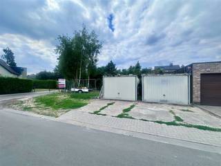 Bouwgrond 2a 36ca te koop voor half open bebouwing met zuidwestelijke oriëntatie. De bouwgrond is gelegen in rustige en gezinsvriendelijke buurt, weg van de drukte van de stad, maar toch op korte afstand van alle nodige voorzieningen. Ideale verbinding naar Mechelen / Antwerpen of Brussel.