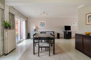 Deze goed onderhouden halfopen gezinswoning met vier slaapkamers, garage en westgerichte tuin is ideaal voor wie op zoek is naar een ruime en...