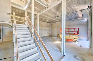 <p>KMO-unit te koop Genk - BEDRIJVENPARK KOMPELLAAN<br /><br />Bedrijvenpark Kompellaan: 21 moderne KMO-units langsheen de Kompellaan in Genk. Dit complex biedt kleine en middelgrote ondernemingen de perfecte plek om te starten, groeien en te innoveren. De unit 17 heeft een totaaloppervlakte van 371m² en beschikt over 3 parkeerplaatsen. De unit wordt casco opgeleverd.<br /><br />KMO-Unit 17<br />- oppervlakte: 128m² gelijkvloers &amp; 128m² 1e verdieping &amp; 115m² 2e verdieping (17m² terras)<br />- staalstructuur met geïsoleerde wanden en dak<br />- sectionaalpoort 4mbr x 4,2m<br />- 3 privatieve parkeerplaatsen<br />- liftvoorziening<br /><br />Voor meer info 011/39 90 50 of info@jansenrealestate.be<br />https://www.jansenrealestate.be/project-kompellaan/6190088/</p>