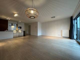 Stijlvol en lichtrijk appartement met terras in hartje AntwerpenDit prachtig appartement bevindt zich op de derde verdieping en is vlot bereikbaar...