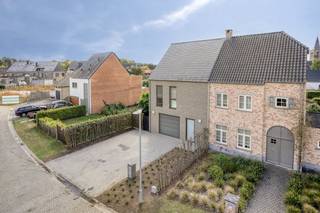Recente woning, gelegen in een rustige straat met enkel plaatselijk verkeer, op wandelafstand van het dorpsplein. De leefruimte en open...