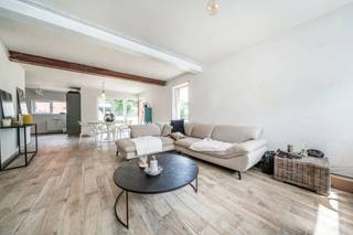 We Invest Liège et Sébastien ont le plaisir de vous présenter cette maison 3 façades idéalement située dans le quartier résidentiel prisé du Golf de Bernalmont à Liège.<br /><br />Pour qui ?<br />✅ Pour un couple avec enfants en quête d’un environnement vert, bien situé et facile à vivre<br />✅ Pour celles et ceux qui souhaitent une maison saine et économe en énergie, avec encore un peu de liberté pour la personnaliser<br /><br />Ce que vous trouverez :<br /><br />🔹 Au rez-de-chaussée :<br /><br />- Un bel espace salon / salle à manger ouvert sur une cuisine moderne<br /><br />- Une buanderie pratique<br /><br />- Un WC séparé<br /><br />🔹 Au premier étage :<br /><br />- 3 chambres<br /><br />- 1 salle de bains<br /><br />🔹 Au second étage :<br /><br />- Un grenier totalement aménageable selon vos besoins : bureau, chambre supplémentaire, salle de jeux...<br /><br />⚡️ À noter :<br /><br />- Électricité conforme<br /><br />- Toiture isolée avec mousse Ecofoam (20 cm)<br /><br />- PEB : B <br /><br />- Maison en bon état général avec quelques finitions à prévoir<br /><br />- Jardin à l’arrière<br /><br />- 3 emplacements de parking<br /><br />- Proche des axes autoroutiers – idéal pour les navetteurs<br /><br />- Un cadre de vie agréable, une maison saine et évolutive, dans un quartier recherché à Liège. À découvrir rapidement.<br /><br />Envie d’en discuter ou de la visiter ?<br />Contactez Sébastien au 04/277.00.07 ou par mail à sebastien.s@weinvest.be