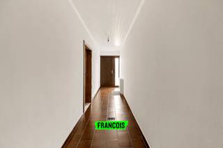 Deze charmante bungalow is gelegen in een rustige doodlopende straat en biedt comfortabel wonen in een aangename omgeving.Bij het betreden van de...