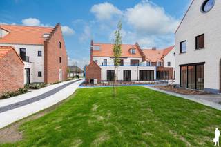 <p><strong>Huurprijs: 1.395 EUR per maand<br />+ 100 EUR per maand gemeenschappelijke kosten<br />+ 50 EUR per maand voor de ondergrondse autostaanplaats <br />Kosten plaatsbeschrijving zijn 50/50 te betalen door huurder en verhuurder<br />Huurwaarborg = 3 maanden huur<br />Beschikbaar: In onderling overleg<br /></strong></p>
<p><strong>VOOR DIT EIGENDOM KAN U ZELF EEN BEZOEK INPLANNEN VIA ONZE WEBSITE: www.deboerenpartners.be</strong><br />Als u in aanmerking komt voor dit eigendom, kan u zelf een bezoekmoment selecteren. Om wille van het grote aantal aanvragen, kunnen verzoeken via Immoweb, Spotto of Immoscoop niet behandeld worden. Enkel kandidaturen van onze website, inclusief documentatie en motivatie, komen in aanmerking. Als u moeilijkheden ondervindt met het invullen van de kandidaatstelling, aarzel dan niet om ons te contacteren voor hulp en ondersteuning.<br /><br /><span>Beschrijving van het appartement:<br /></span>U komt binnen in dit gelijkvloers nieuwbouwappartement via een ruime inkomhal met gastentoilet. Aan de linkerzijde bevindt zich de moderne badkamer, voorzien van alle comfort. Aan de rechterzijde vindt u de ruime slaapkamer met rechtstreekse toegang tot het terras en de tuin.<br /><br />Verder komt u in de lichtrijke leefruimte met open, volledig geïnstalleerde keuken, uitgerust met kwalitatieve toestellen. Dankzij de grote raampartijen geniet het appartement van een aangename natuurlijke lichtinval.<br /><br />Vanuit de leefruimte heeft u toegang tot het terras en de privatieve tuin, waar u in alle rust kan genieten.<br /><br />Daarnaast beschikt het appartement over een praktische berging met aansluiting voor wasmachine en droogkast, een aparte schuur en een ruime ondergrondse parkeerplaats (geschikt voor mindervaliden), gelegen nabij de lift.<br /><span><br />Bijzonderheden:<br /></span>- Gelijkvloers nieuwbouwappartement<br />- Energiezuinig (EPC-label X)<br />- Ondergrondse parkeerplaats (mindervaliden)<br />- Lift aanwezig<br />- Terras en privatieve tuin<br />- Zeer gunstige ligging nabij scholen, openbaar vervoer, winkels en sportfaciliteiten<br />- Rustige, groene omgeving</p>
<p><span> </span></p>
