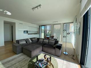 Appartement exceptionnel et meublé prêt à emménager d'environ 94 m² au troisième étage de la résidence Melopee. Cette réalisation est l'œuvre de Crepain Binst Architecture. Son atout majeur est sans aucun doute son emplacement, avec une vue imprenable sur l'Escaut et la ville.
L'appartement est entièrement équipé d'un parquet de qualité et fini dans les moindres détails. De plus, l'appartement est entièrement meublé et donc prêt à emménager.
Dans le salon, vous pouvez profiter en toute tranquillité de la magnifique vue sur l'Escaut grâce aux grandes baies vitrées coulissantes. Celles-ci donnent sur la terrasse ensoleillée d'environ 7 m². Le salon d'angle confortable est très agréable à vivre. La cuisine ouverte est entièrement équipée et dotée d'appareils Miele de qualité : cuisinière, four, réfrigérateur et lave-vaisselle sont parfaitement intégrés. Un débarras séparé dispose d'un lave-linge et d'un sèche-linge et offre un espace de rangement.
La chambre principale avec lit double est spacieuse. La deuxième chambre est équipée d'un lit simple et est idéale comme chambre d'amis ou chambre d'enfant. La salle de bains est équipée d'une baignoire, d'une douche et d'un double lavabo. Les toilettes sont séparées.
Une place de parking souterrain et un débarras attenant sont compris dans le loyer.
Charges communes : 150 euros par mois.
Toutes les charges (gaz, électricité et eau) sont à la charge du locataire.
Disponible immédiatement.