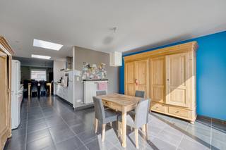 Assebroek, <u><strong>RUIME LICHTRIJKE INSTAPKLARE WONING met GROTE TUIN met UITWEG en oprit ,</strong></u> <strong><u>mogelijkheid garage te bouwen van zeker 30m²,</u></strong><br /><u><strong>3 SLAAPKAMERS, Badkamer en douchekamer. </strong></u>Supergoede ligging,vlakbij scholen, winkels, bushalte<br />Omvat: inkomhal met nieuw toilet , <u>living van 40m²</u>, ingerichte nette keuken ( oven, gasfornuis ,vaatwas,veel kasten),<u> eetkeuken van 17m²</u> met zicht op zuidoost gerichte tuin met terras, ook op het gelijkvloers, badkamer met ligbad, plaats voor wasmachine en droogkast.<br />1 é Verd: douche kamer met toilet, 2 mooie slaapkamers, overloop naar dakverdieping, waar terug ruime overloop en grote slaapkamer.<br /><br />PVC-ramen met hoogrendementsglas, centrale verwarming op aardgas.<br />Tot in de puntjes verzorgd , JUIST VERHUIZEN !<br /><br />