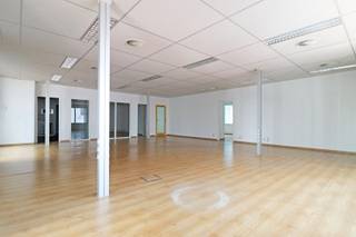 Op het Westwing Park in Roeselare vinden we deze kantoorruimte van 268 m² gelegen langs de E403 tussen Kortrijk en Brugge.<br /><br />Dit open space kantoor bevindt zich op de eerste verdieping en beschikt over een receptie, 3 aparte burelen, vergaderzaal, archiefruimte en een kitchenette. <br /><br />Voorzieningen:<br /><br />verwarming<br />airco<br />ventilatie<br />systeemplafond<br />Er is een mogelijkheid om 6 ondergrondse parkeerplaatsen bij te huren voor 750 euro per jaar.