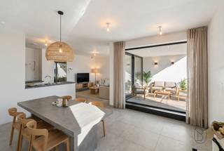 MODERN kwalitatief duplexappartement met terras en autostaanplaats, goedgelegen aan het station, en energiezuinig. Instapklaar.Indeling: hal, apart...