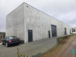 Nieuwbouwunit voor opslag van goederen gelegen in kleine KMO-zone.Indeling: Open opslagruimte van 285m².Ruime sectionaalpoort aanwezig alsook is de...