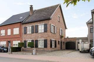 Op een centrale locatie te Putte bevindt zich deze charmante gezinswoning met 3 slaapkamers en ruime tuin met zwembad. U geniet hier van een uitstekende bereikbaarheid via belangrijke invalswegen, alsook op wandelafstand van het centrum met winkels, scholen en het openbaar vervoer.<br /><br />We betreden de woning via de inkomhal met apart gastentoilet. Verder komen we in de lichtrijke leefruimte, dewelke kan ingericht worden met een gezellige zithoek met houtkachel en aparte eetplaats. Aansluitend bevindt zich de karaktervolle keuken, voorzien van alle essentiële toestellen. Via de aanpalende veranda betreden we de prachtige tuin met terras, tuinhuis en zwembad. Deze zuidwest gerichte tuin vormt een oase van rust, waar u in alle privacy kan genieten van zonnige dagen in een groene omgeving. Het gelijkvloers is verder voorzien van een praktische berging/wasplaats met douche alsook een inpandige garage. Op de eerste verdieping bevinden zich 3 slaapkamers alsook de badkamer, uitgerust met dubbele lavabo, toilet en ligbad. Via de nachthal op de eerste verdieping bereiken we de ruime zolder die dienst kan doen als extra bergruimte. De woning is voorzien van 24 zonnepanelen.<br /><br />Dit is een uitstekende opportuniteit als u op zoek bent naar een charmante woning met 3 slaapkamers en tuin nabij het centrum van Putte. Contacteer ons voor meer informatie op 0472 82 80 66 of via info@boonstravastgoed.be<br /><br />Bijzonderheden:<br />- Centrale ligging<br />- Inpandige garage<br />- Zuidwest gerichte tuin met zwembad