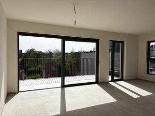 Ben je op zoek naar een nieuw plekje in het bruisende centrum van Leuven? Dit moderne nieuwbouwappartement biedt de perfecte balans tussen rust en de levendige stadsomgeving, en is bovendien direct beschikbaar!<br /><br />Gelegen in het nieuwe, duurzame woonproject Burenberg, biedt deze sfeervolle locatie een eigentijdse woonomgeving midden in de stad met een goede verbinding met de autosnelweg of openbaar vervoer.<br /><br />Het appartement is gelegen op de vijfde verdieping en omvat een inkomhal met apart toilet, twee slaapkamers en een aparte badkamer met inloopdouche en lavabomeubel met spiegel. De lichtrijke leefruimte bevat een volledig uitgeruste open keuken met vaatwasser, spoelbak, inductiekookplaat met vier zones, ingebouwde oven, microgolf, koelkast en aparte diepvriezer. Het ruime terras van 14m² vormt een mooie extra troef. Hier genieten we van veel privacy en een mooi zicht op de binnenstad. Verder is naast de keuken een technische opbergruimte met aansluitingen voor een wasmachine en droogkast. <br />In de ondergrondse verdieping beschikt het appartement bovendien over een privatieve autostaanplaats, een kelderberging en 2 privatieve fietsenstaanplaatsen.<br /><br />Dankzij de bijna energie-neutrale afwerking geniet je hier van een hoog wooncomfort. Het appartement wordt verwarmd door vloerverwarming via een geothermisch net en een ventilatiesysteem type C.<br />Het EPC-certificaat is nog onderweg maar een zeer degelijke A-score is gegarandeerd! Bovendien is het volledige appartement voorzien van zonnewering en gordijnrails.<br /><br />Kortom, een modern, duurzaam en energiezuinig appartement dat onmiddellijk beschikbaar is voor bewoning!<br />De huurprijs bedraagt €1350 per maand, met € 85 provisie per maand voor het onderhoud en verbruik van de gemeenschappelijke delen. Nutsvoorzieningen zijn apart af te sluiten.<br /><br />Lijkt dit ruime, moderne en uitstekend gelegen 2-slaapkamerappartement echt iets voor jou? Wees er dan snel bij en maak zelf een afspraak via onze online agenda onder 'bezoekmoment kiezen. Of neem gerust contact met ons op voor verdere informatie of om een bezichtiging te regelen, via telefoon op 016 23 90 81 (elke weekdag bereikbaar tussen 10u en 13u). Dit is een geweldige kans die u niet wilt missen!