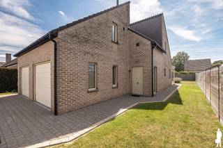 <strong>Huurprijs: 1.350 EUR per maand<br />Kosten plaatsbeschrijving zijn 50/50 te betalen door huurder en verhuurder<br />Huurwaarborg = 3 maanden huur<br />Beschikbaar: In onderling overleg<br /><br />HELAAS ZIJN DE BEZOEKMOMENTEN VOOR DIT EIGENDOM OP DIT MOMENT REEDS VOLZET. <br />U kan een zoekprofiel aanmaken op onze website om u kandidaat te stellen voor andere, vergelijkbare eigendommen.<br /><br /></strong><strong>BEZOEK AANVRAGEN EN KANDIDAAT STELLEN VIA ONZE WEBSITE: www.deboerenpartners.be</strong><br />Indien u een bezoek wenst aan te vragen aan dit eigendom te huur, dan kan dit enkel via het aanvraagformulier op onze website. U zoekt het betreffende eigendom onder ons 'aanbod te huur', en klikt daarna bovenaan op 'bezoek inplannen'.<br />Daarna doorloopt u alle stappen en vult u de gevraagde gegevens in. Wij behandelen uw aanvraag binnen de 2 werkdagen en contacteren u daarna. Omwille van het grote aantal aanvragen, worden verzoeken via Immoweb, Immoscoop of Spotto niet behandeld.<br /><strong><br /></strong><span>Beschrijving van de woning:</span> <br />U betreedt de woning via de inkomhal met apart gastentoilet. De inkomhal geef toegang tot de, woonkamer met aansluitend de eetkamer en de volledig geinstaleerde keuken. Zowel de woonkamer als keuken hebben een prachtig uitzicht op de aangelegde zuid georiënteerde tuin. Naast de keuken bevindt zich de berging.<br /><br /><span>Bovenverdieping:</span> <br />De bovenverdieping is bereikbaar via de inkomhal. De woning telt vier ruime slaapkamers en een badkamer met ligbad, douche en dubbele wastafel.<br /><br /><span>Buiten/ligging:</span> <br />In de tuin is het aangenaam vertoeven op het terras welke u uitzicht geeft over de tuin, dewelke zuidwest georiënteerd is. De woning is rustig gelegen op wandelafstand van het centrum van Beerse, nabij winkels, scholen en een goede verbinding naar Turnhout-Antwerpen-Eindhoven.<br /><br /><span>Bijzonderheden:</span><br />- 15 zonnepanelen<br />- Gordijnen en verlichting blijven<br />- Overal dubbele beglazing<br />- Airconditioning aanwezig in de veranda en in de hoofdslaapkamer<br />- Dubbele garage<br />- Prachtig aangelegde tuin (Zuid georiënteerd)<br />- Gunstige ligging: Centrum van Beerse met goede verbinding naar Turnhout - Antwerpen - Eindhoven