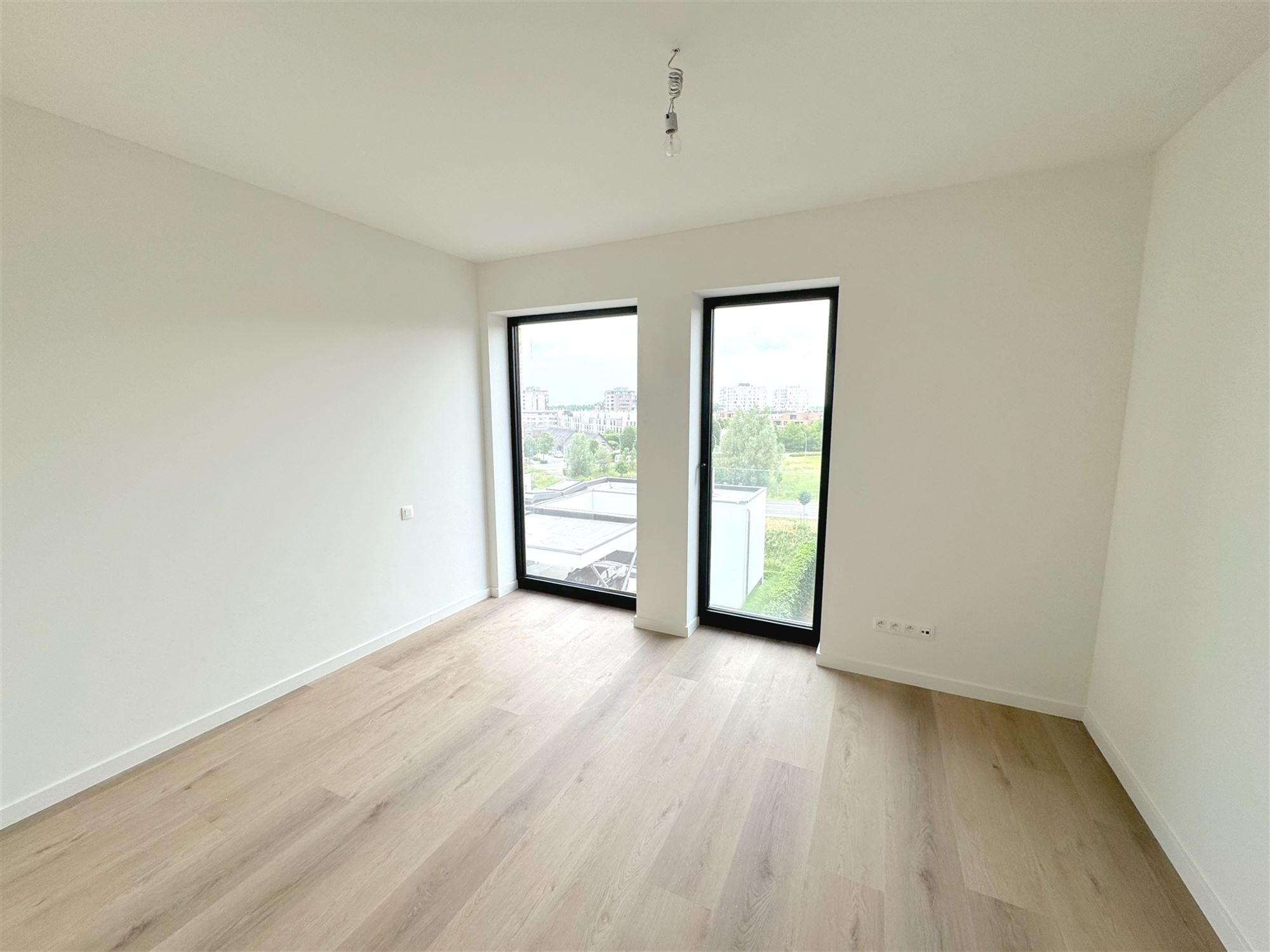 HEDENDAAGS APP. MET 2 SLKS, TERRAS EN PARKING - foto 4