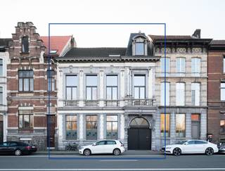 Neoclassicistisch herenhuis (438 m²) met een zuidwest gerichte tuin en een praktisch bijgebouw. <br /><br />Deze karaktervolle eigendom (BJ 1892), met een indrukwekkende voorgevel in witte natuursteen en contrasterend arduin, biedt een royaal volume en is ideaal voor grote gezinnen, vrije beroepen of wie wonen en werken wil combineren. Deze herenwoning ademt authenticiteit dankzij de imposante doorgang en inkomhal, gerestaureerde schouwen, houten plankenvloeren en sierlijke mollures, terwijl het moderne comfort (EPC C) zorgt voor een aangename leef- en/of werkervaring.<br /><br />De tuin van 126 m² biedt veel privacy en geniet de hele namiddag en avond van de zon.<br /><br />De woning is volledig onderkelderd en beschikt in de tuin over een praktisch bijgebouw. <br /><br />Recent zijn er belangrijke onderhoudswerken uitgevoerd, waaronder de plaatsing van dakisolatie, nieuwe ramen op de tweede verdieping, de heraanleg van het terras en de installatie van een lucht-lucht warmtepomp.<br /><br />Deze uitzonderlijke eigendom geniet van een vlotte verbinding naar de belangrijkste invalswegen en ligt op korte wandelafstand van station Gent-Dampoort.<br /><br />De gebruikte foto’s bestaan uit een combinatie van oudere beelden, toen ingericht als woning, en recente beelden, ingericht als kantoor. Het pand is kadastraal gekend als een eengezinswoning. <br /><br />Voor meer informatie, mail naar info@carloeggermont.be