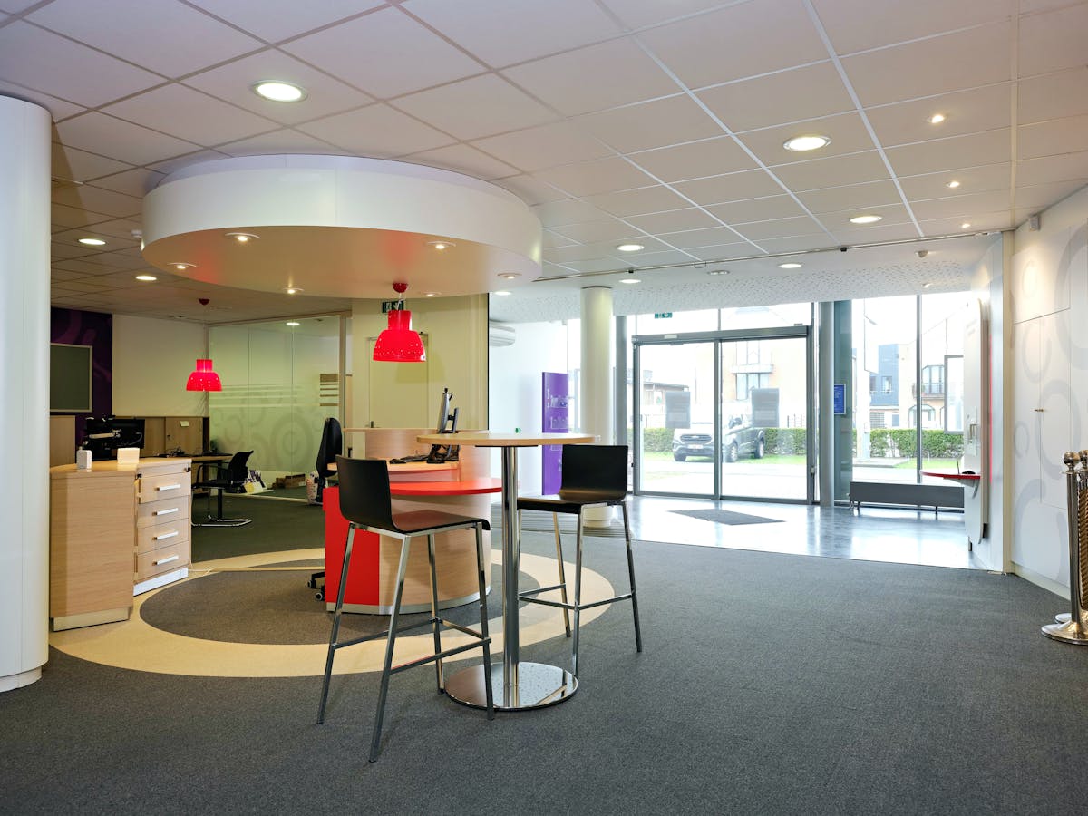 Kantoorruimte langs invalsweg van Roeselare - foto 2